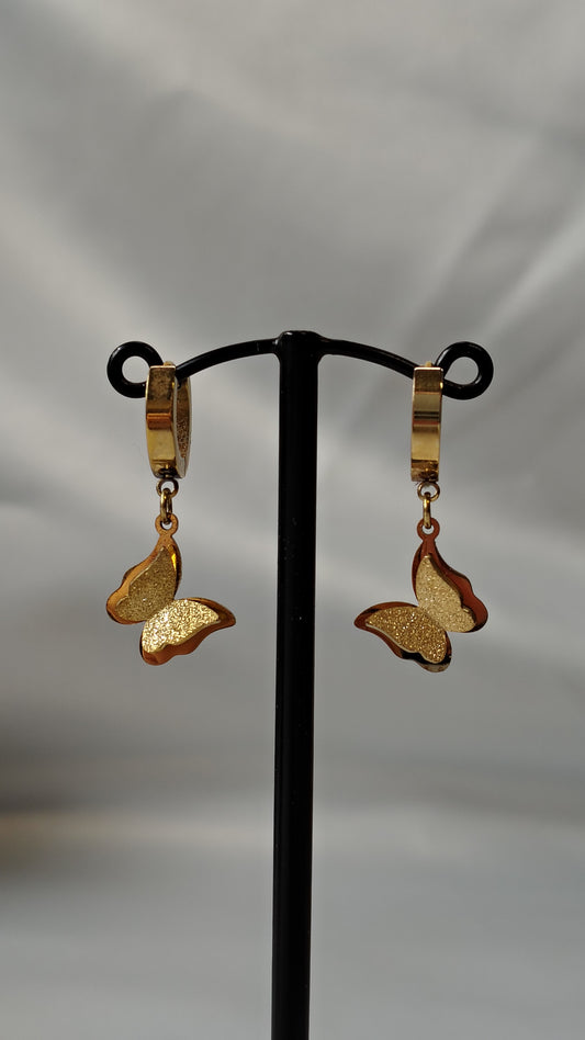 Orecchini a cerchietto con pendenti farfalline