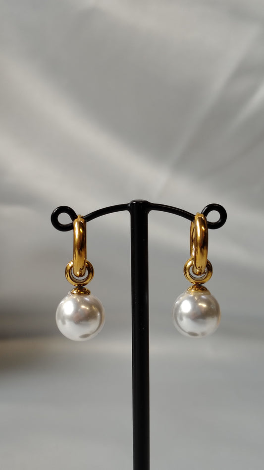 Orecchini a cerchietto con pendenti di perle