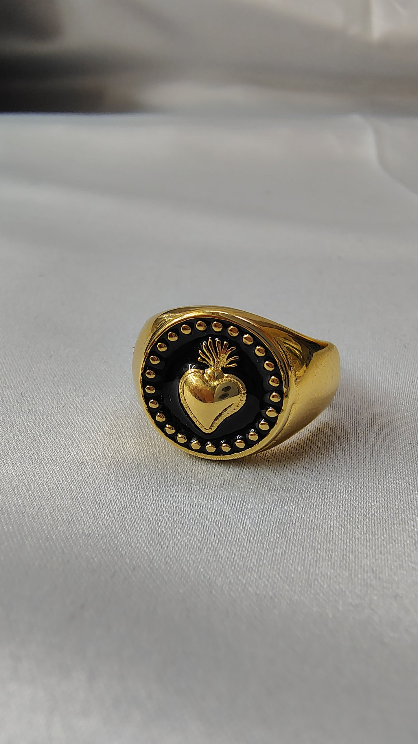 Anello con cuore sacro