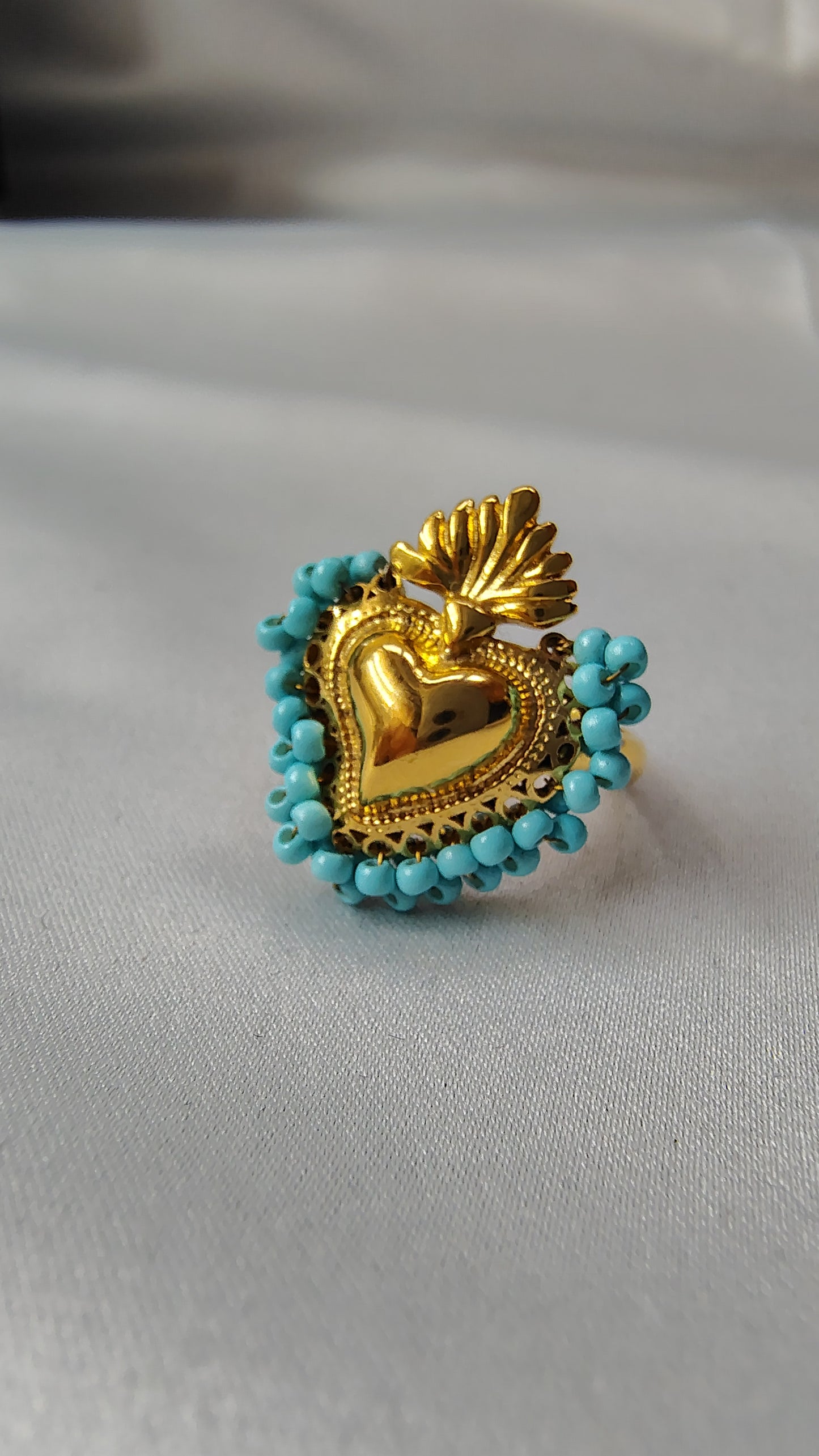 Anello con cuore sacro e corallini