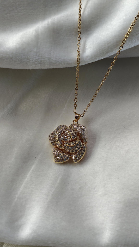 Collana con rosa gioiello