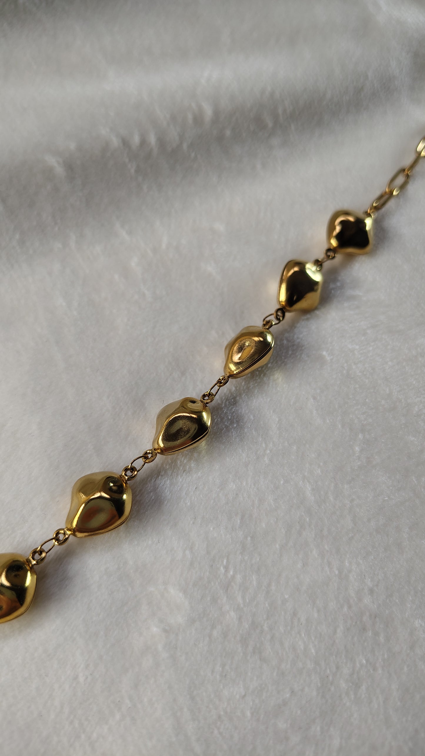 Bracciale catena con pepite martellate e perla