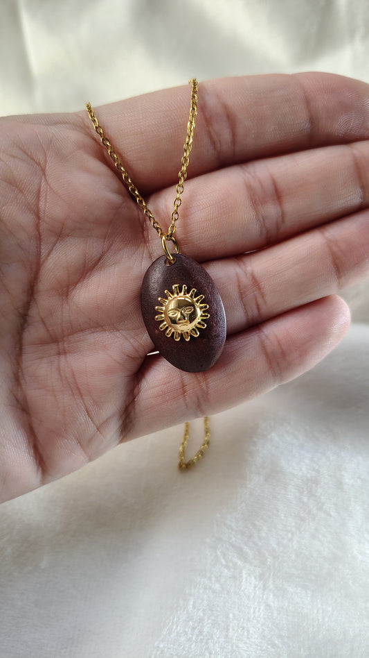Collana con sole su base in legno