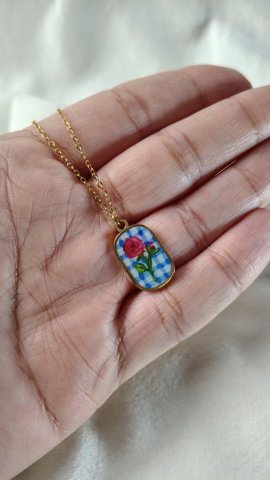 Collana con rosa dipinta