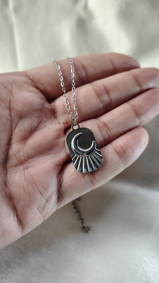 Collane con mezzaluna in rilievo