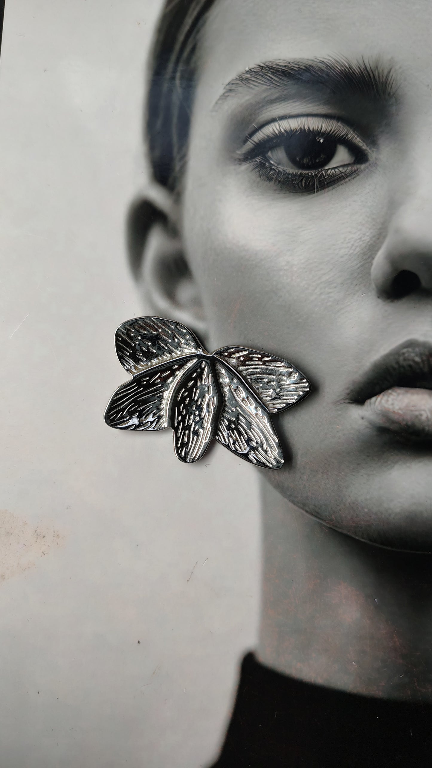 Orecchini Mezzo Fiore in acciaio inossidabile | Nuara Bijoux