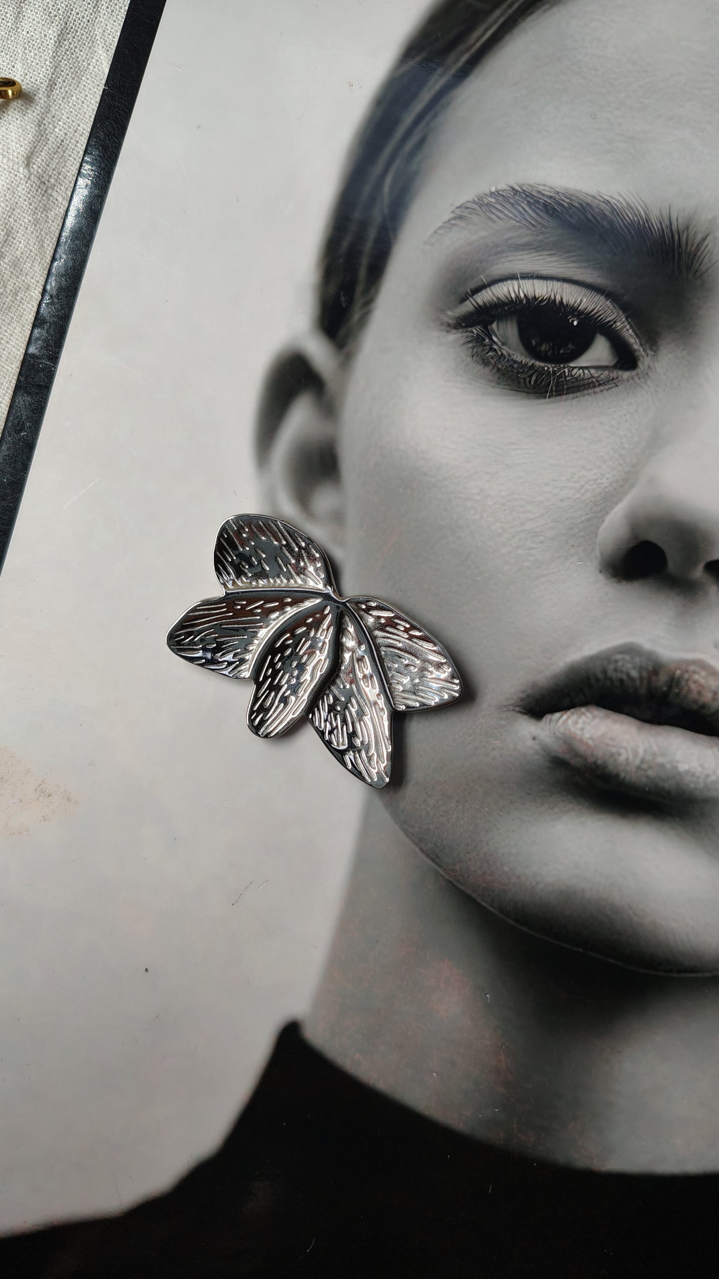 Orecchini Mezzo Fiore in acciaio inossidabile | Nuara Bijoux