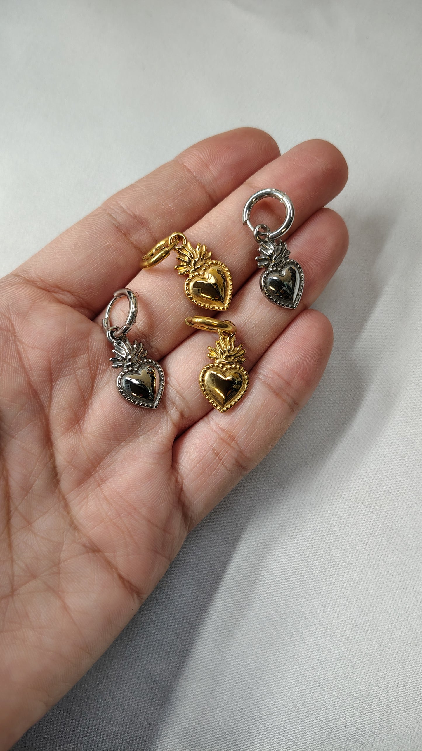 Orecchini Pendenti Sacro Cuore in acciaio inossidabile | Nuara Bijoux