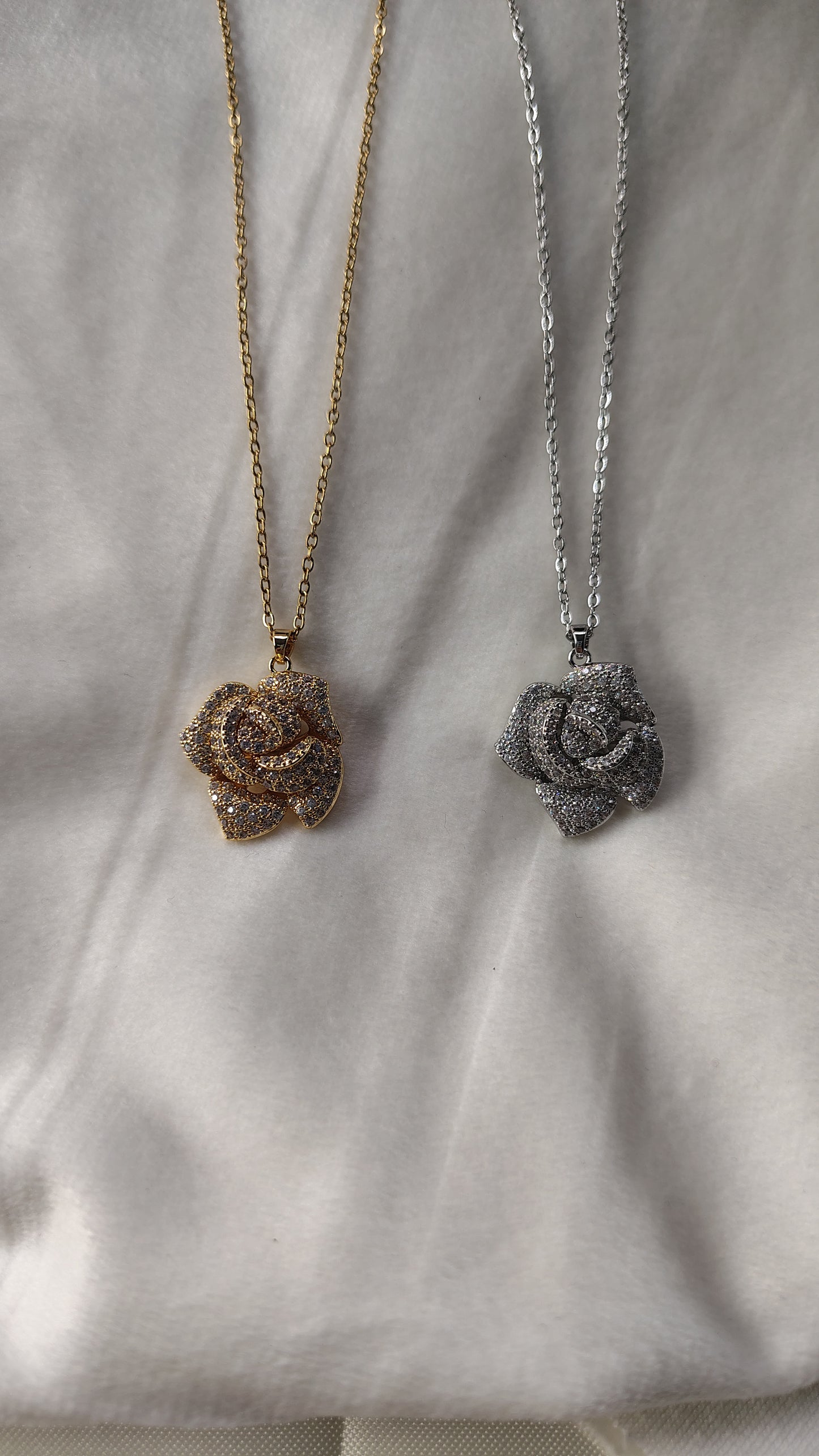 Collana con rosa gioiello