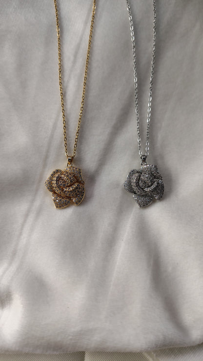 Collana con rosa gioiello