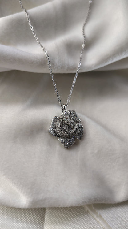 Collana con rosa gioiello
