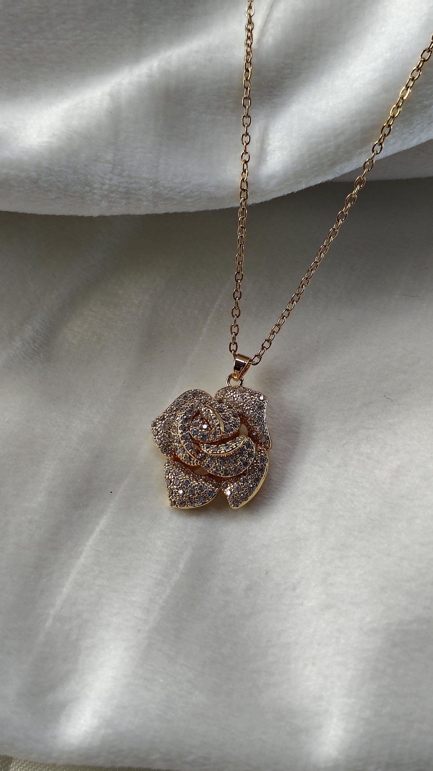 Collana con rosa gioiello