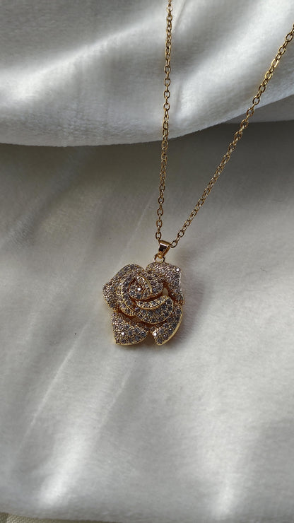 Collana con rosa gioiello