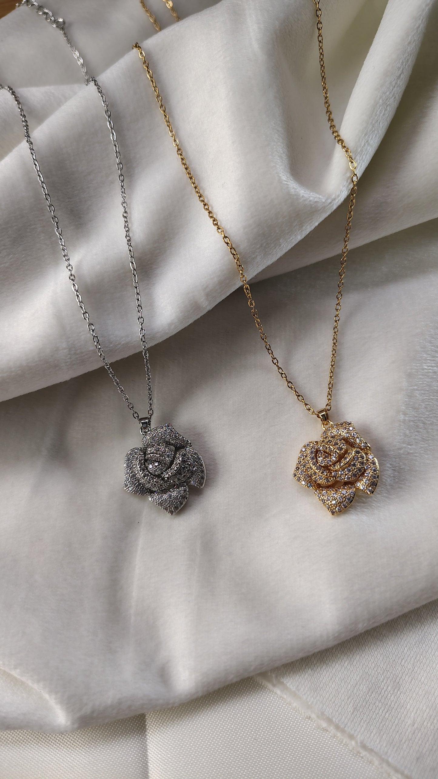 Collana con rosa gioiello