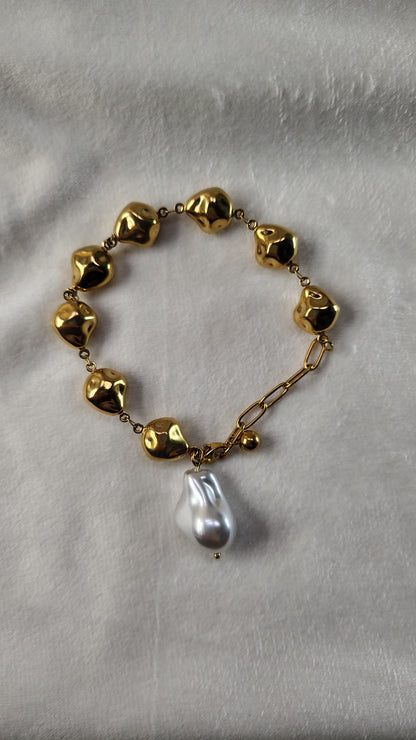 Bracciale catena con pepite martellate e perla