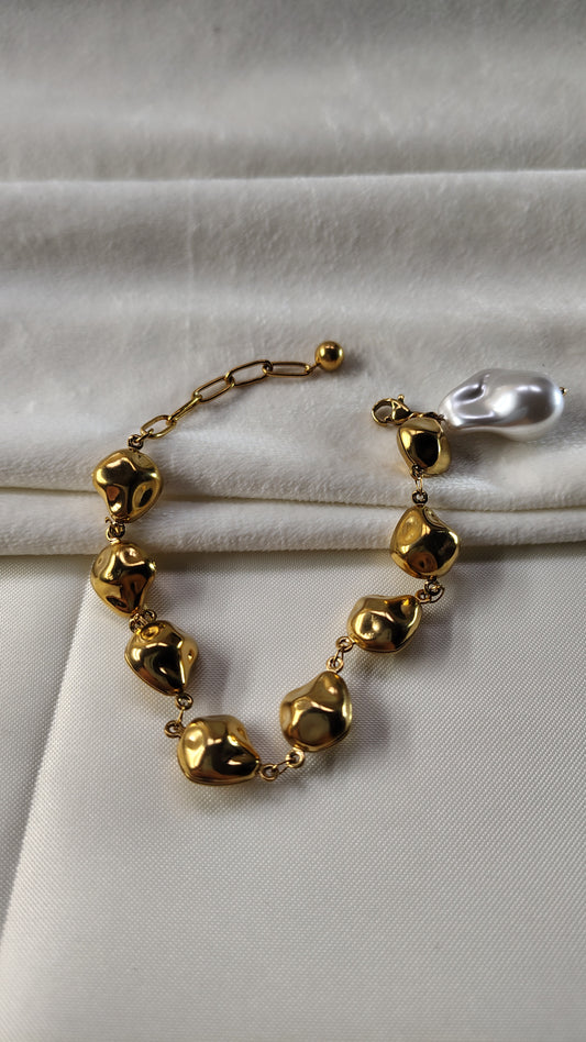 Bracciale catena con pepite martellate e perla