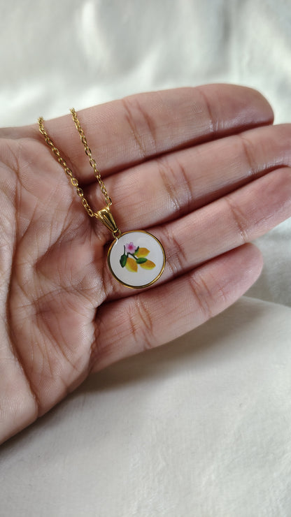 Collana con fiore e limoni dipinti