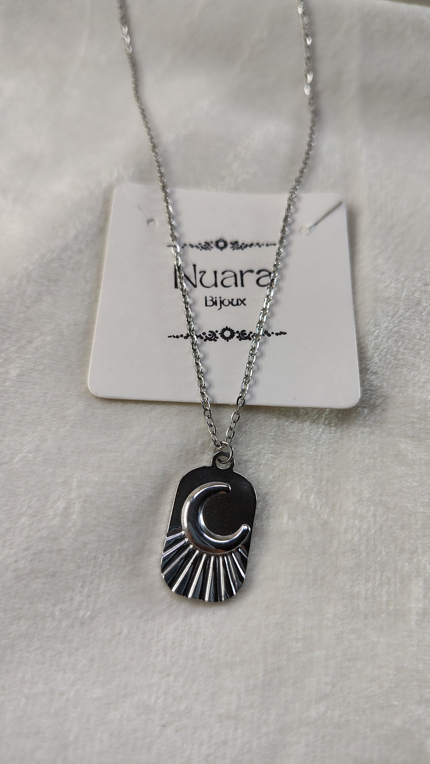 Collane con mezzaluna in rilievo