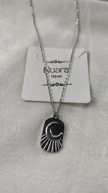 Collane con mezzaluna in rilievo
