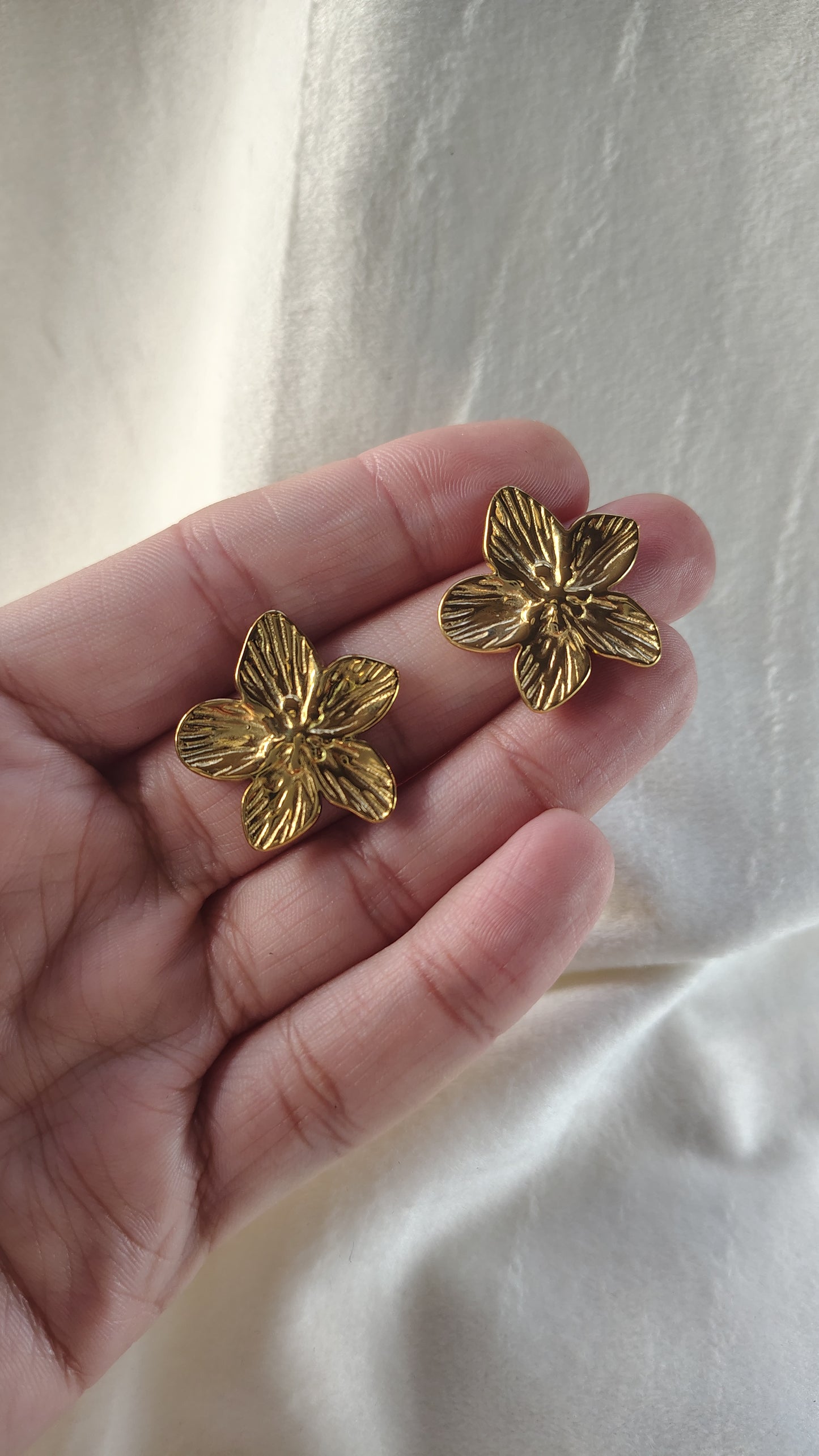 Orecchini Lobo Fiore in acciaio inossidabile | Nuara Bijoux