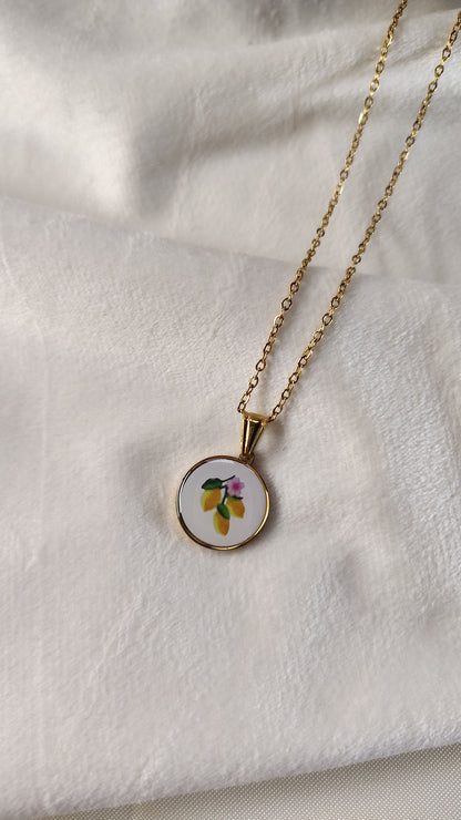 Collana con fiore e limoni dipinti