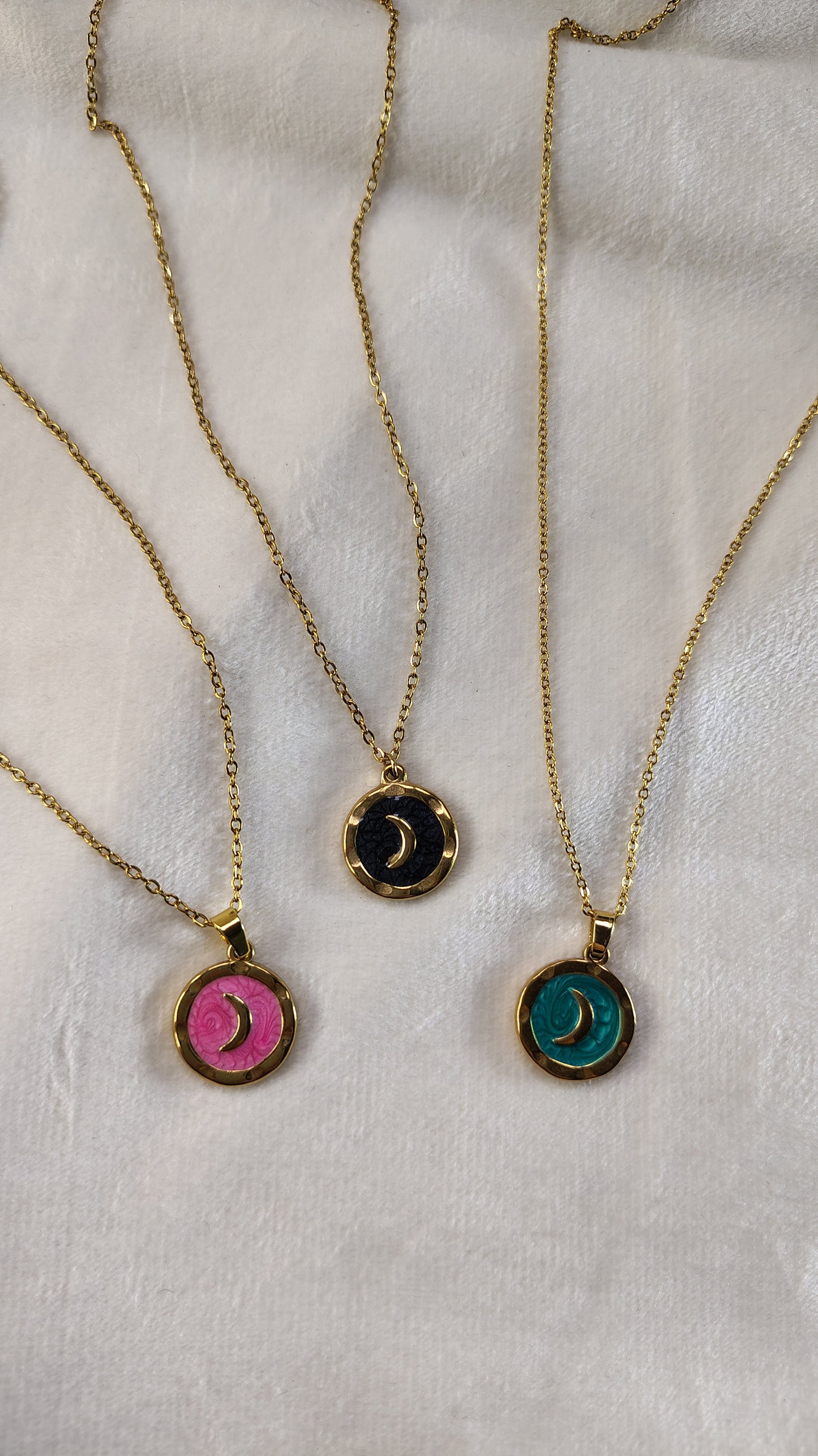 Collana con mezzaluna oro su fondo smaltato