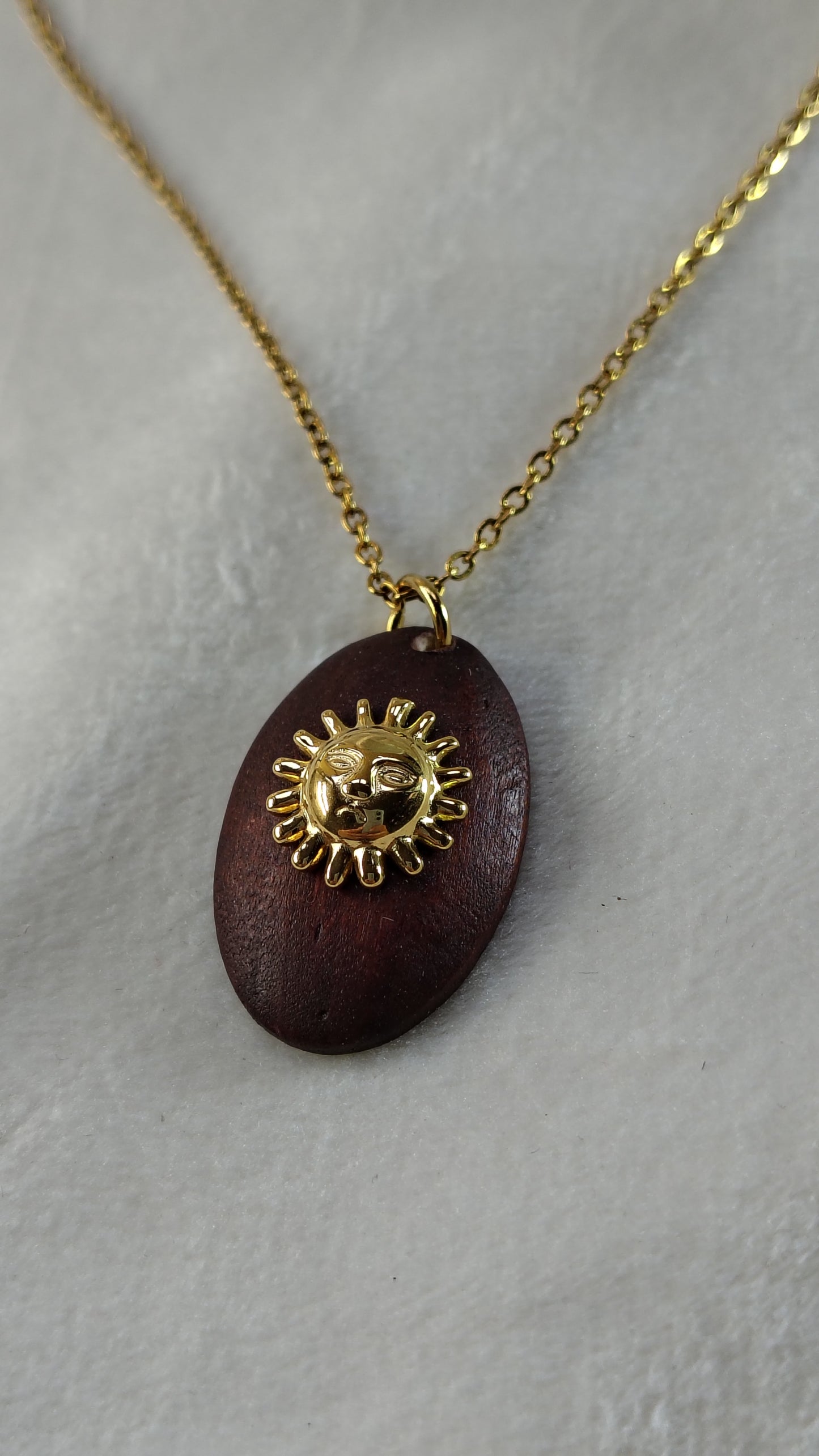 Collana con sole su base in legno