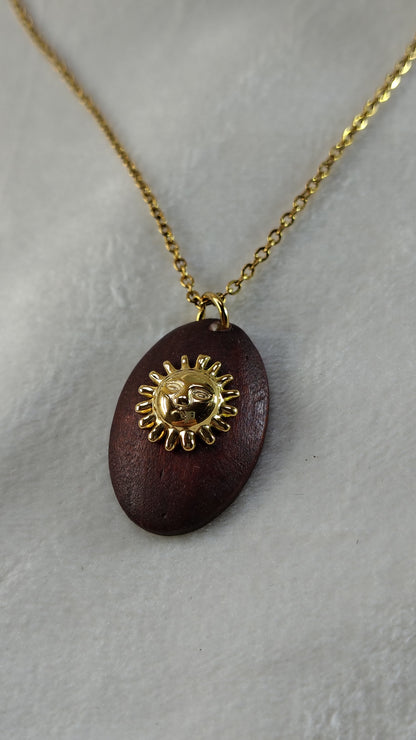 Collana con sole su base in legno