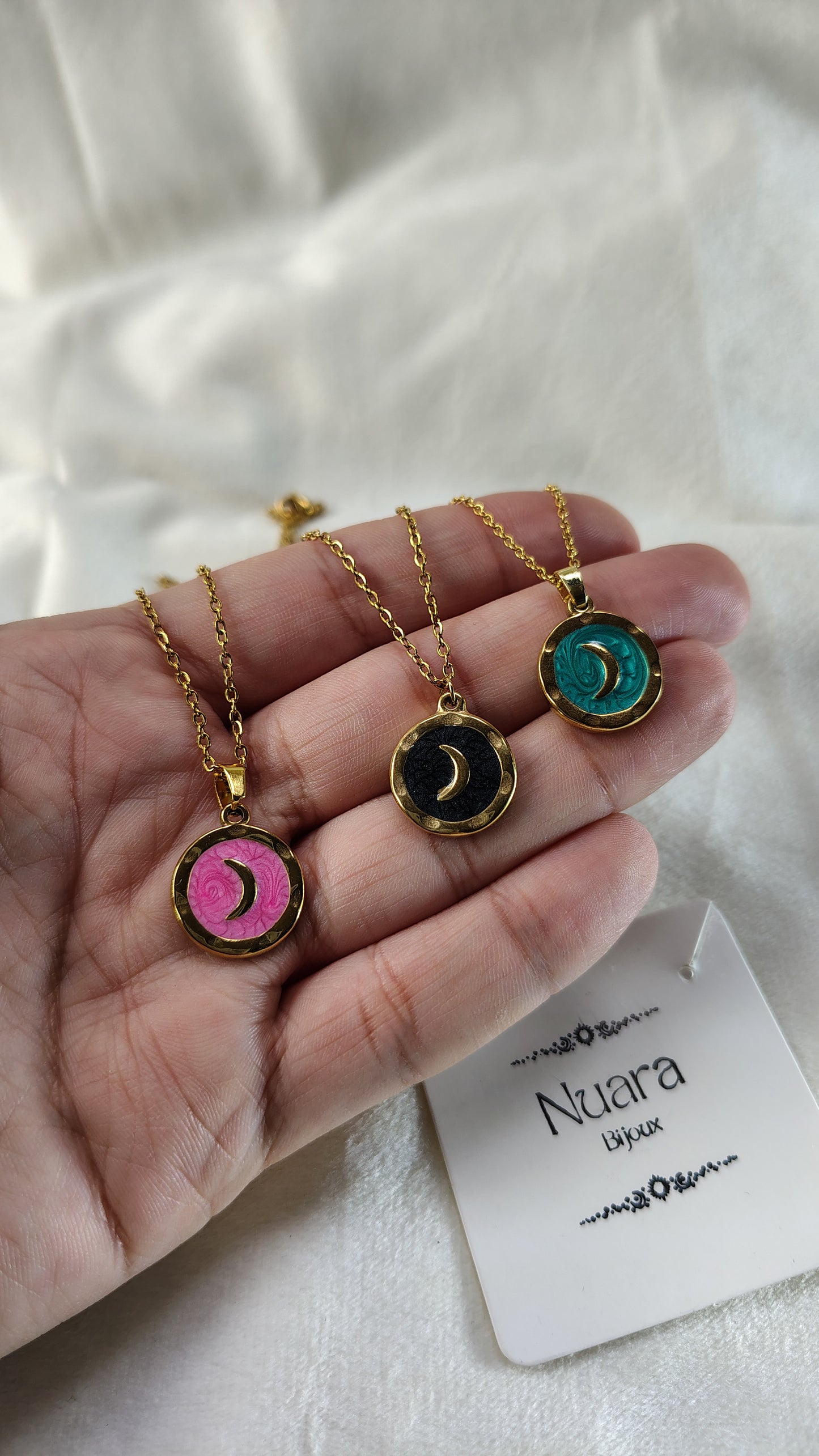 Collana con mezzaluna oro su fondo smaltato