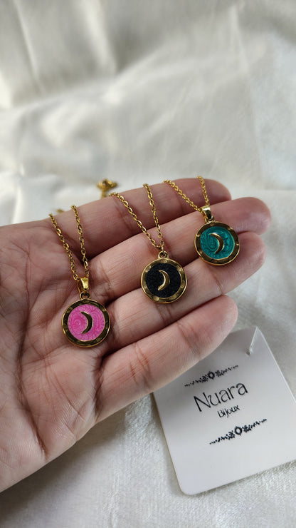 Collana con mezzaluna oro su fondo smaltato