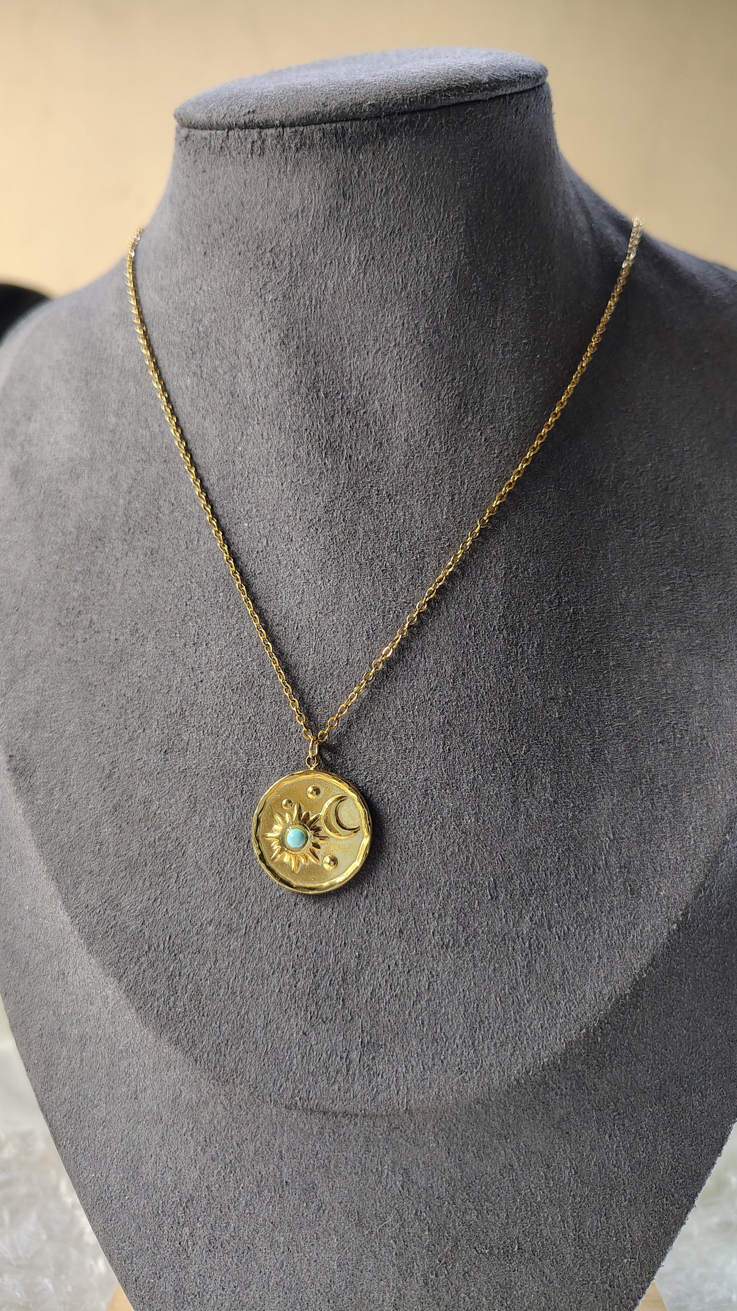 Collana con sole, mezzaluna e pietra turchese