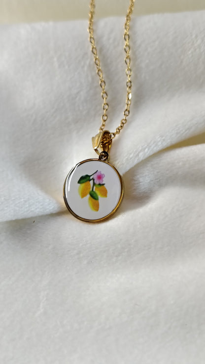 Collana con fiore e limoni dipinti