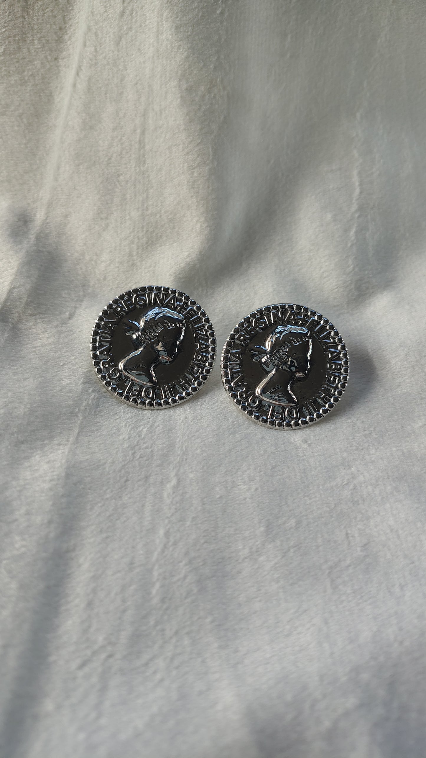 Orecchini Medaglione Regina in Acciaio Inossidabile | Nuara Bijoux