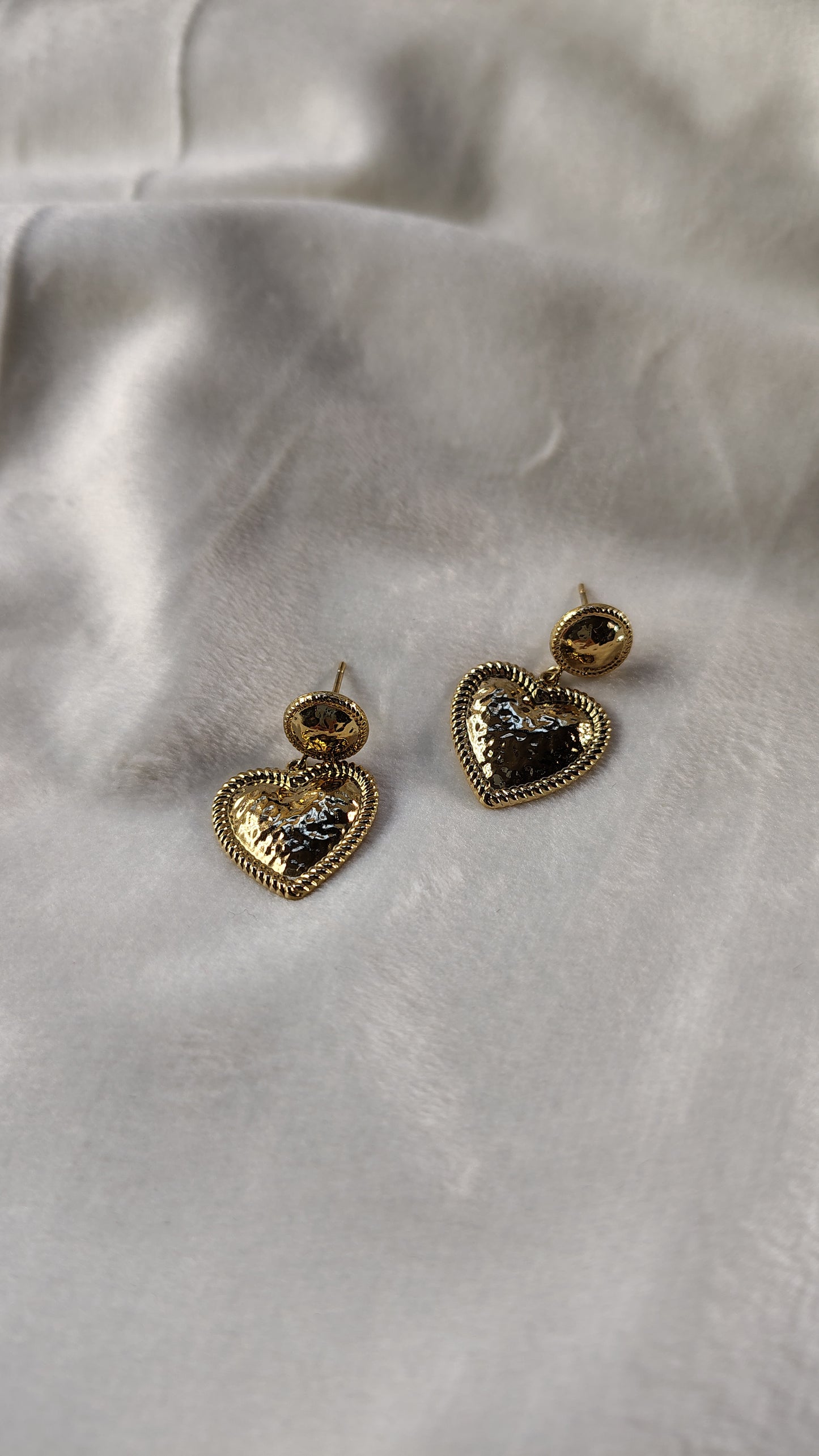 Orecchini Pendenti Cuore Martellato in Acciaio Inossidabile | Nuara Bijoux