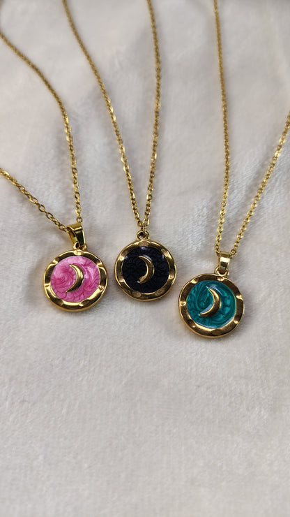 Collana con mezzaluna oro su fondo smaltato