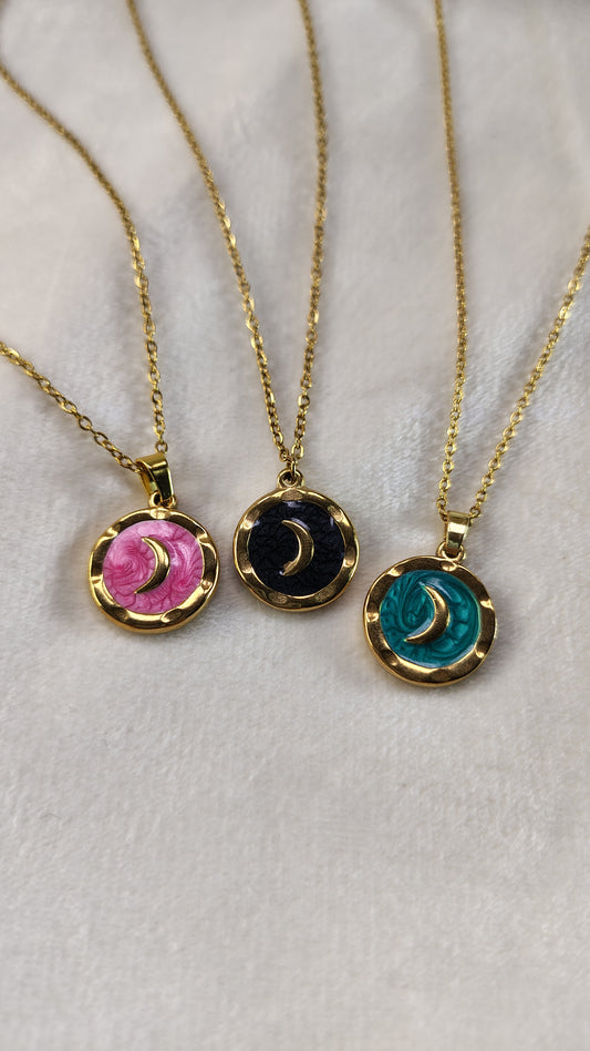 Collana con mezzaluna oro su fondo smaltato