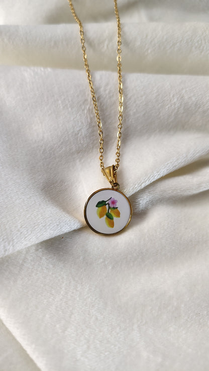Collana con fiore e limoni dipinti
