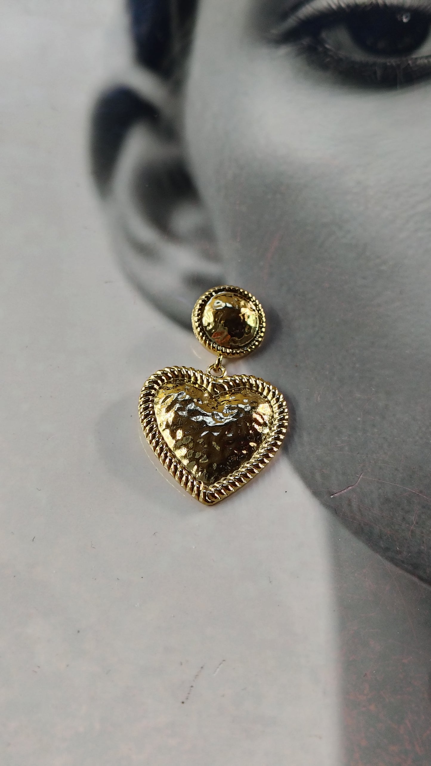 Orecchini Pendenti Cuore Martellato in Acciaio Inossidabile | Nuara Bijoux