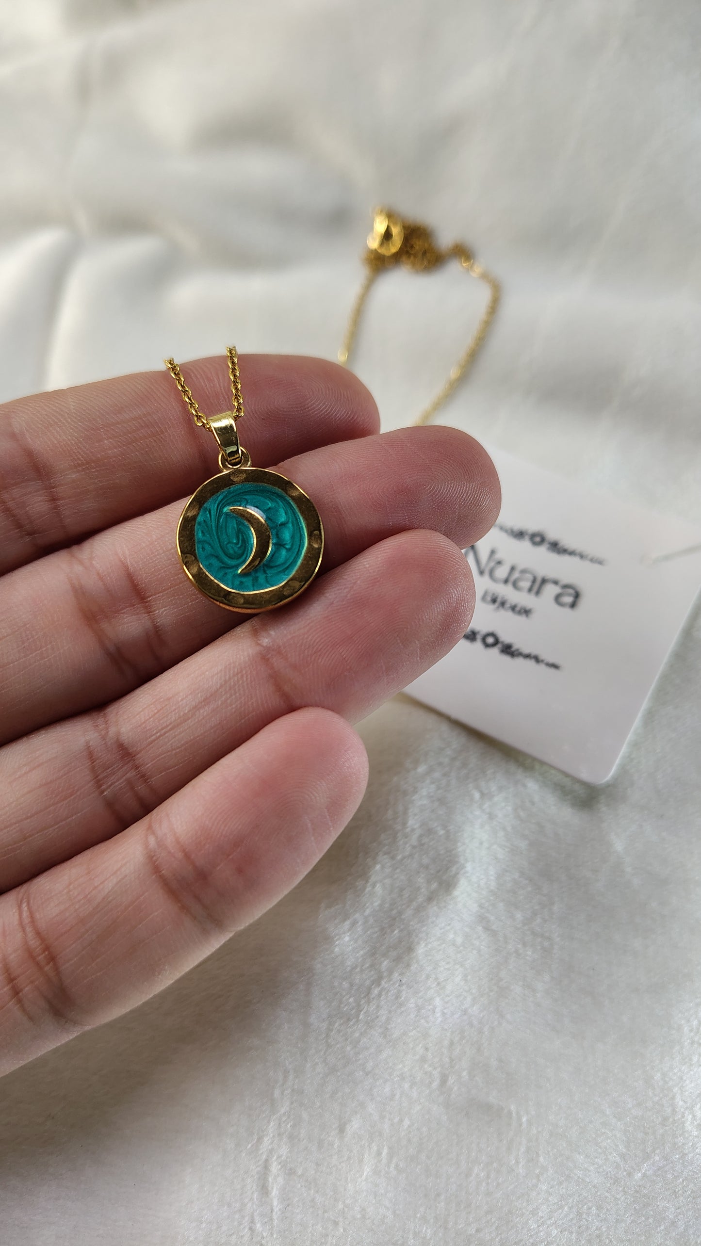 Collana con mezzaluna oro su fondo smaltato