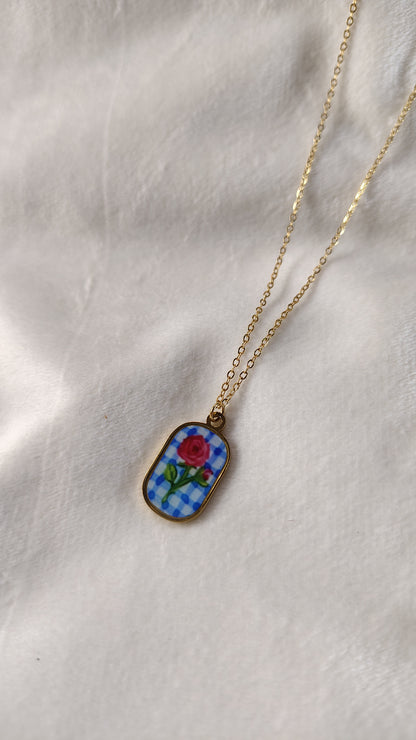Collana con rosa dipinta