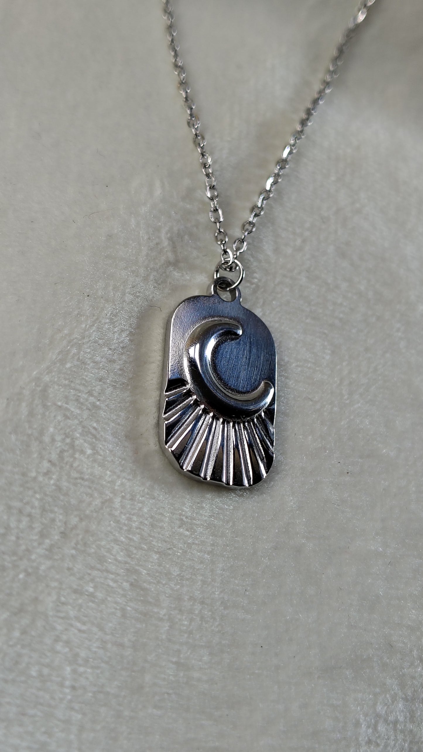 Collane con mezzaluna in rilievo