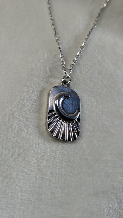 Collane con mezzaluna in rilievo