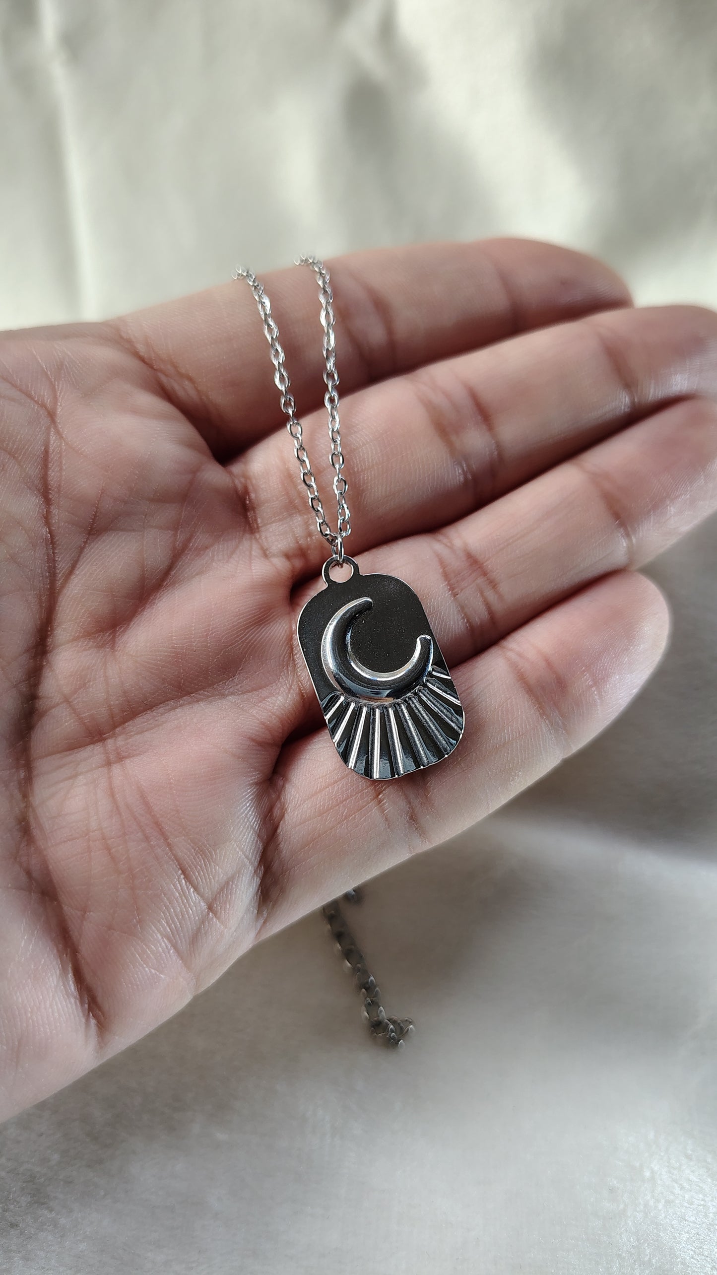 Collane con mezzaluna in rilievo