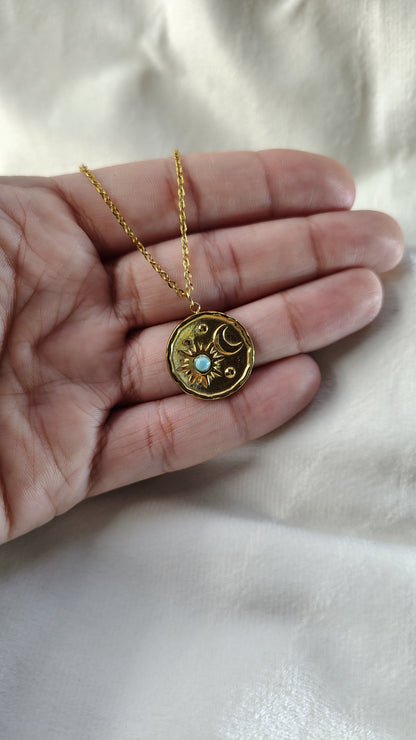 Collana con sole, mezzaluna e pietra turchese