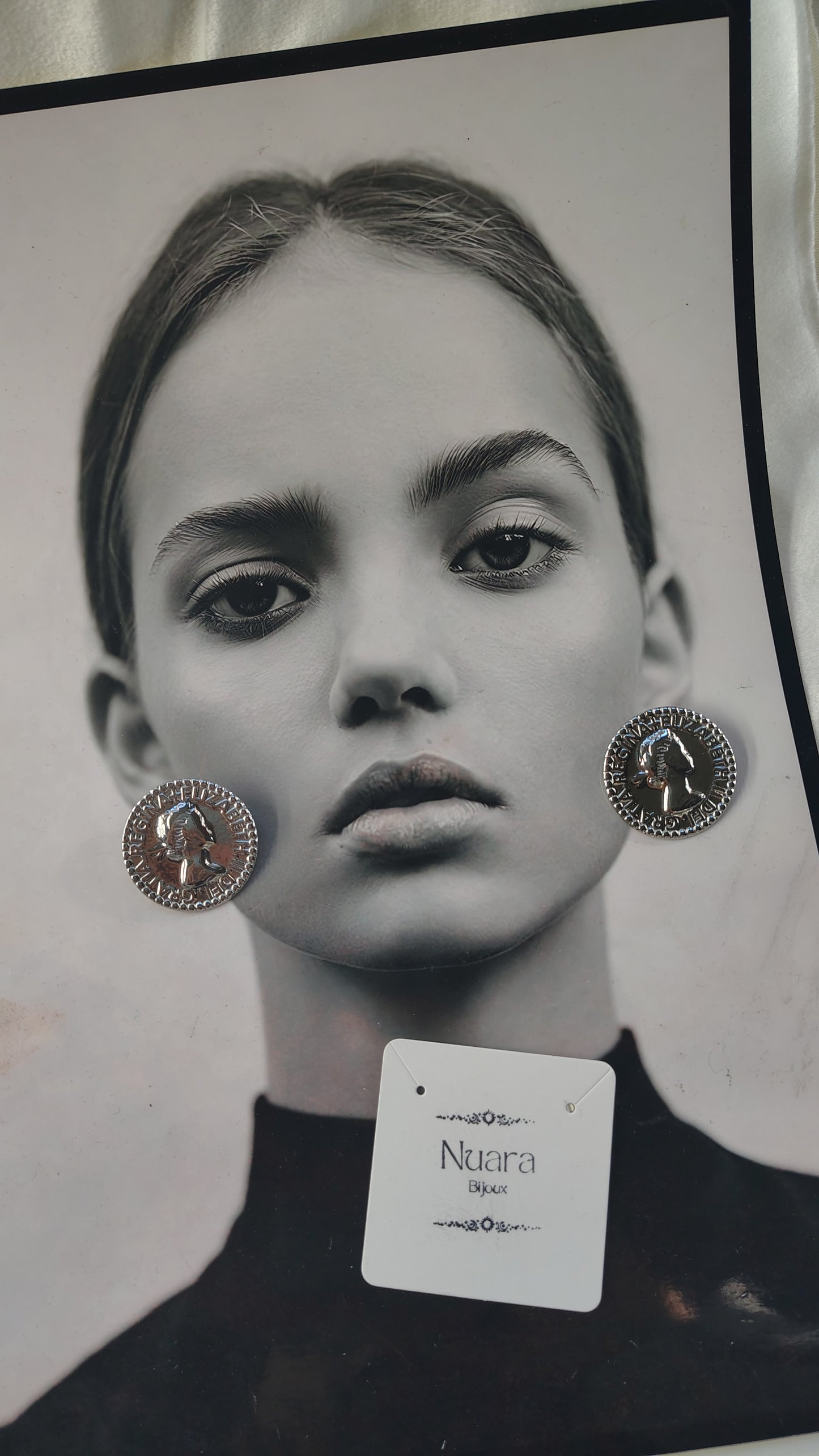 Orecchini Medaglione Regina in Acciaio Inossidabile | Nuara Bijoux