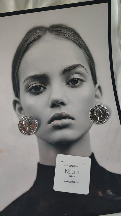 Orecchini Medaglione Regina in Acciaio Inossidabile | Nuara Bijoux