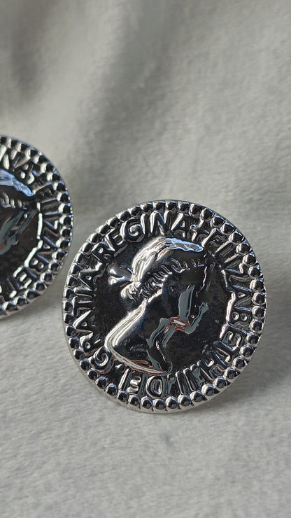 Orecchini Medaglione Regina in Acciaio Inossidabile | Nuara Bijoux