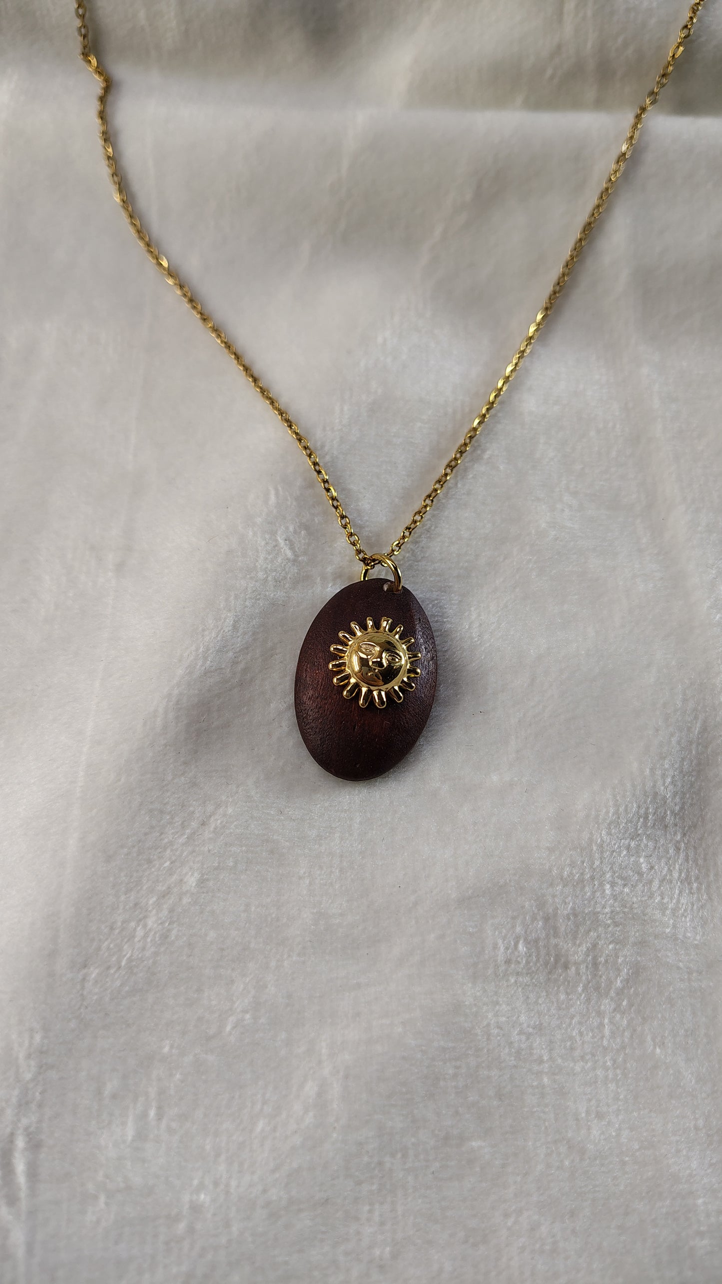 Collana con sole su base in legno