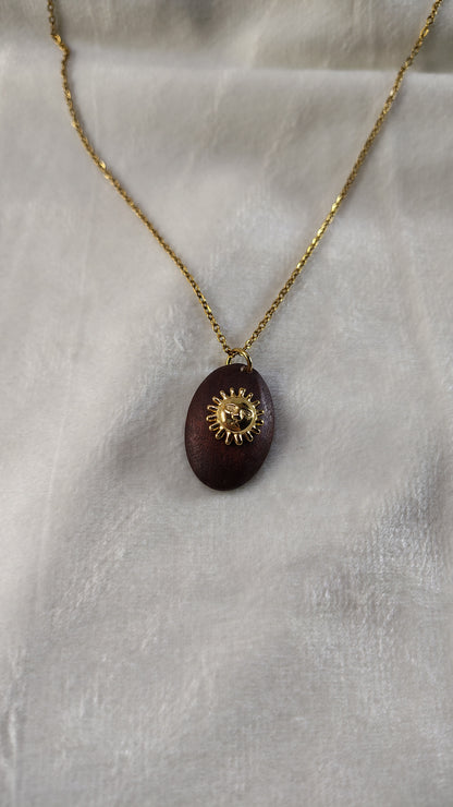 Collana con sole su base in legno
