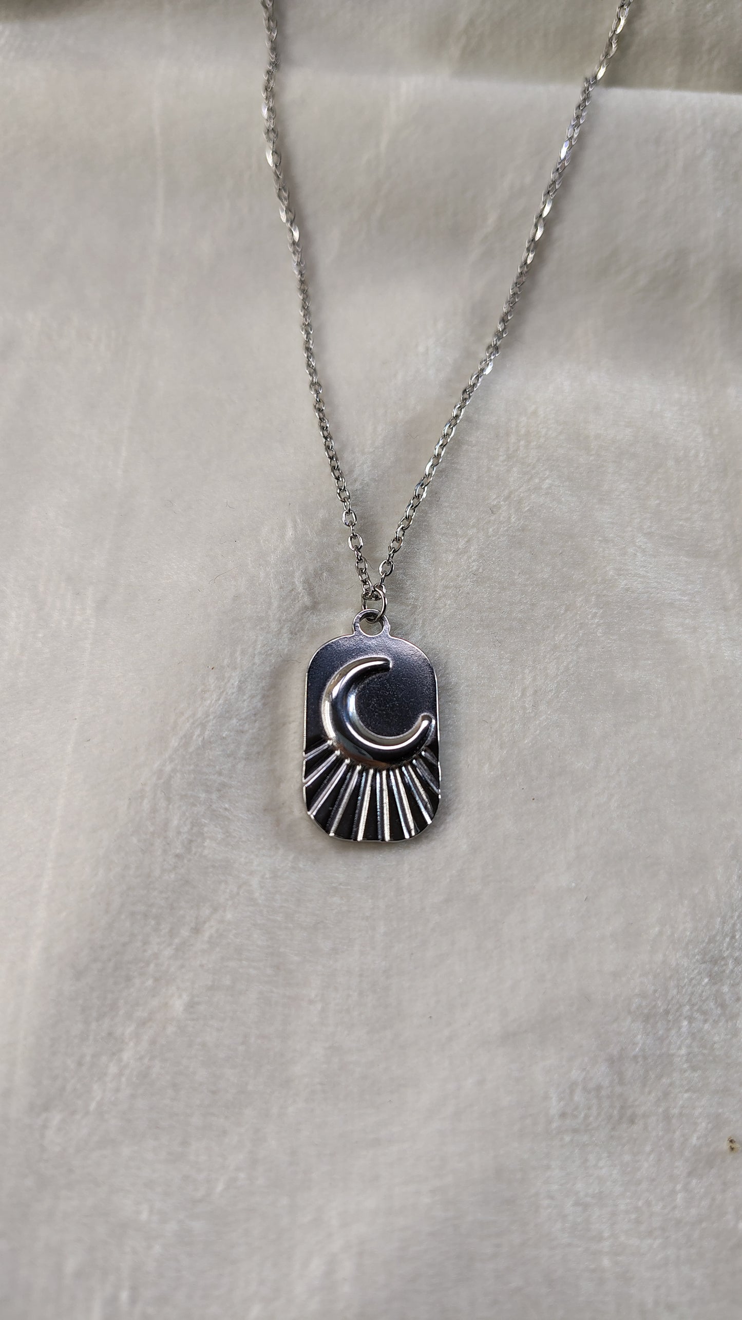 Collane con mezzaluna in rilievo